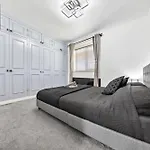 Bromley Serviced Apartments - Beckenham Place Park - London - 2 Bed House - Free Parking - 2 Beds 1 Sofabed