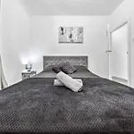 Bromley Serviced Apartments - Beckenham Place Park - London - 2 Bed House - Free Parking - 2 Beds 1 Sofabed