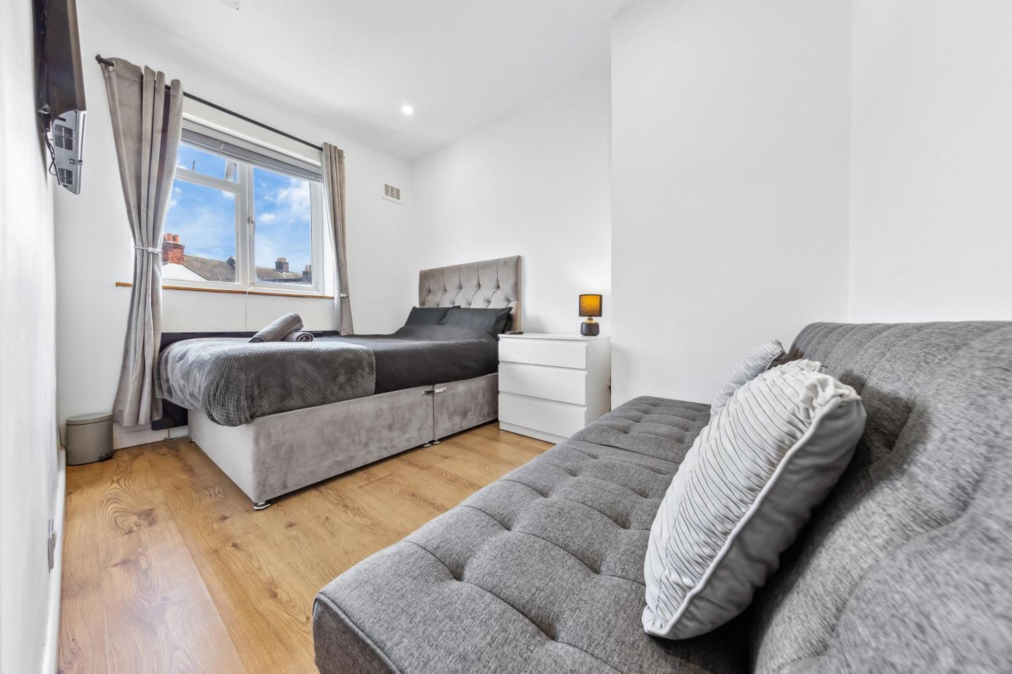 Bromley Serviced - Beckenham Place Park - - 2 Bed House - Free Parking - 2 Beds 1 Sofabed Apartment *