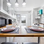 Bromley Serviced Apartments - Beckenham Place Park - London - 2 Bed House - Free Parking - 2 Beds 1 Sofabed